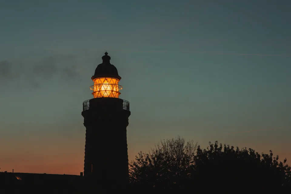 Der Leuchtturm Skjoldnæs bei Søby leuchtet in der Dämmerung