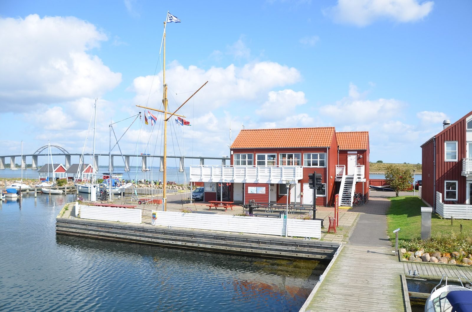 Havnen i Rudkøbing på Langeland med det historiske havnekontoret