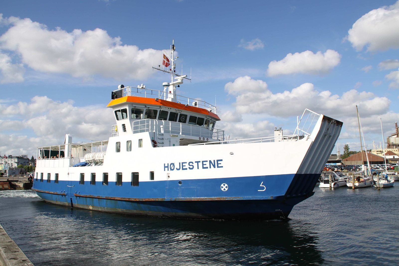Den lille øyferjen Højestene i havnen i Svendborg