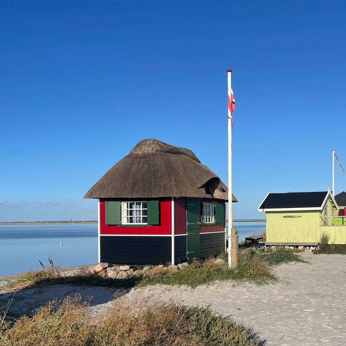 Reetgedecktes Badehaus am Strand von Marstal