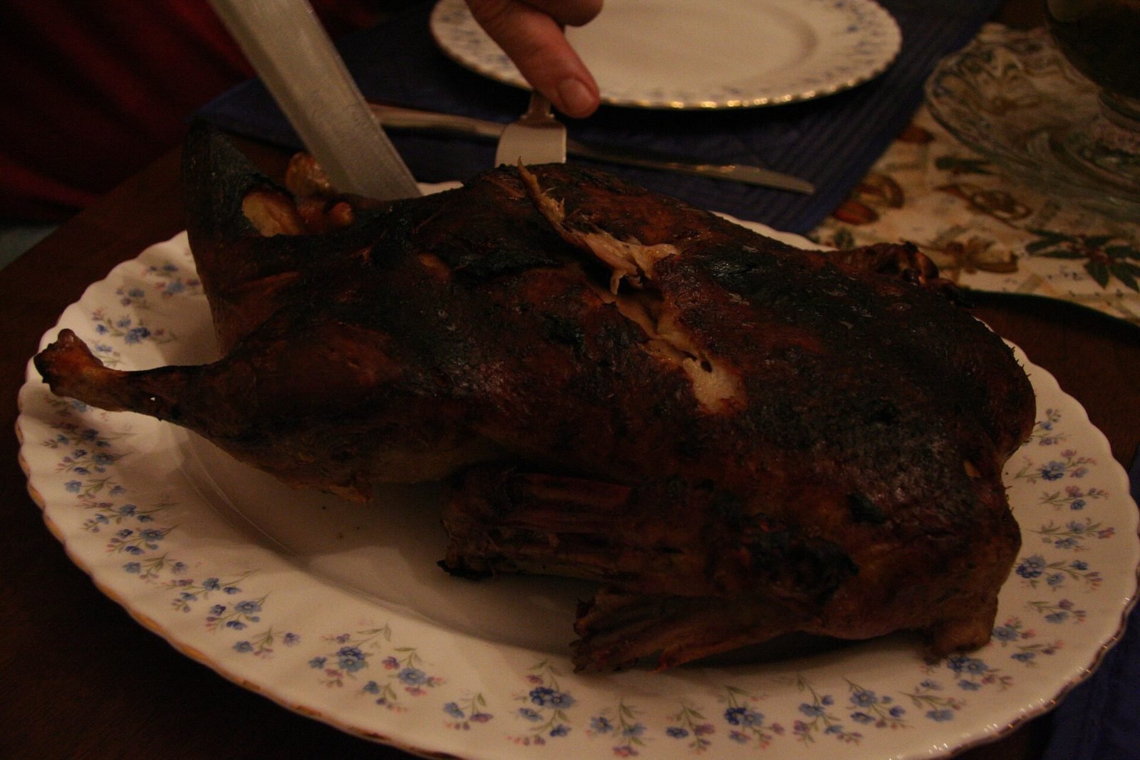 Anatra arrosto su un vassoio, tagliata alla tavola di Natale